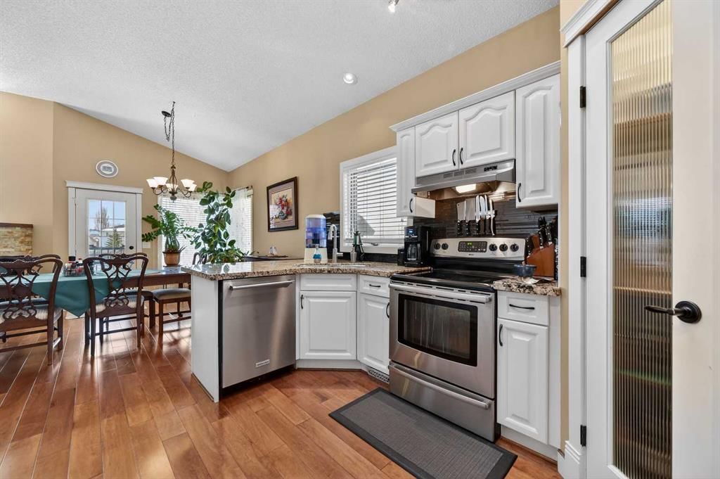 118 Douglas Woods Hill SE, Calgary — photo 5 of 37