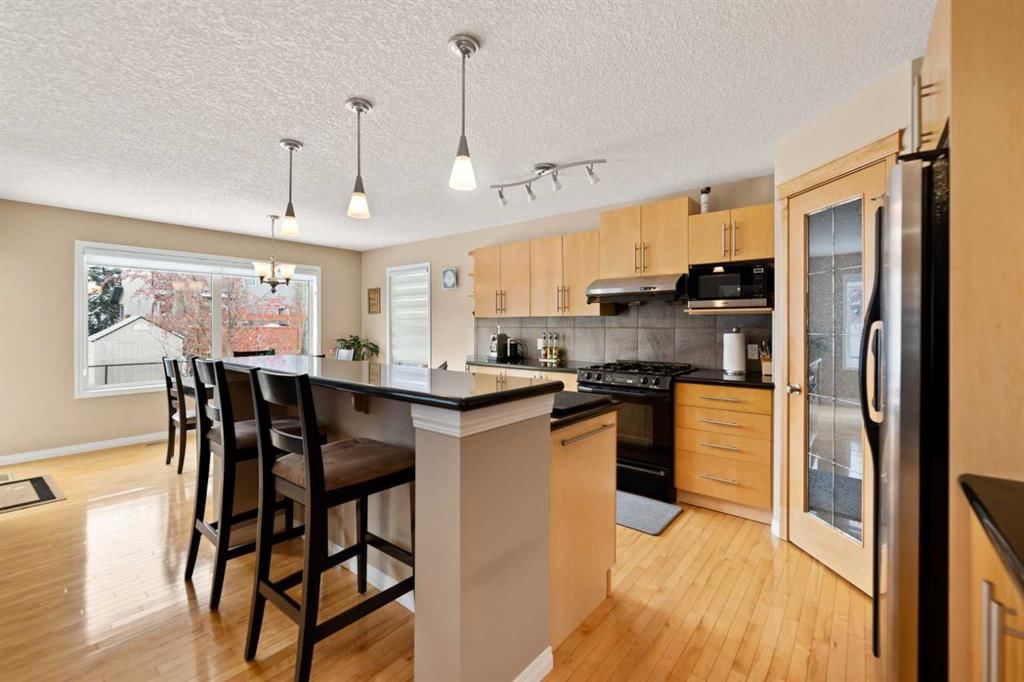 43 Cougarstone Court SW, Calgary — photo 3 of 26