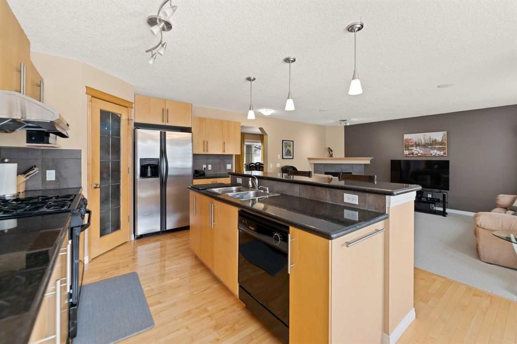 43 Cougarstone Court SW, Calgary — photo 4 of 26