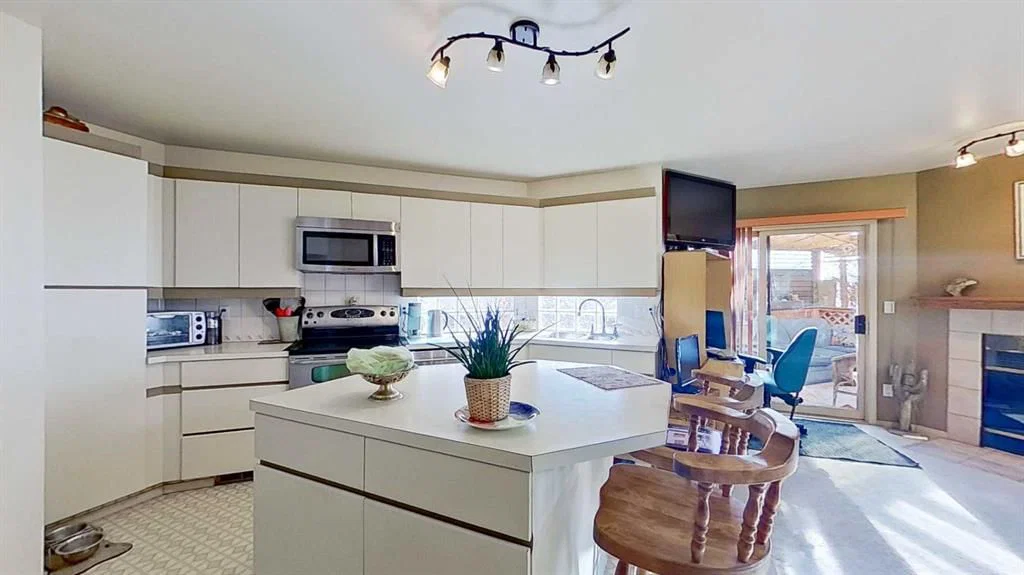 2219 Westmount Road NW, Calgary — photo 2 of 23