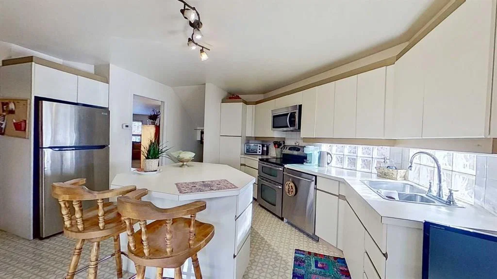 2219 Westmount Road NW, Calgary — photo 5 of 23
