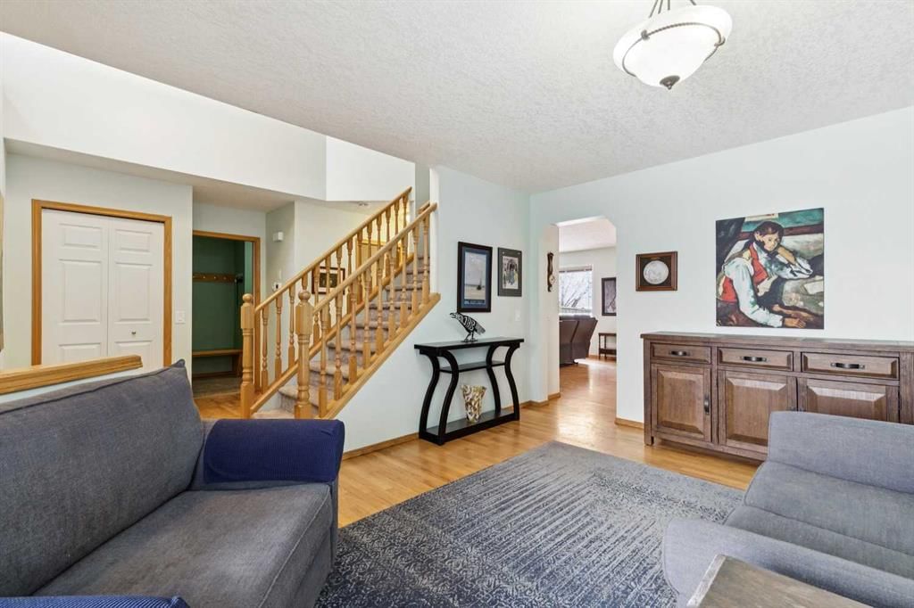 304 Mt Brewster Circle SE, Calgary — photo 5 of 48