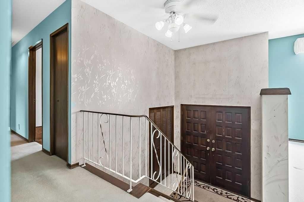 6135 Thornaby Way NW, Calgary — photo 3 of 39