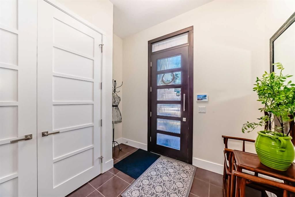 2810 25A Street SW, Calgary — photo 5 of 45