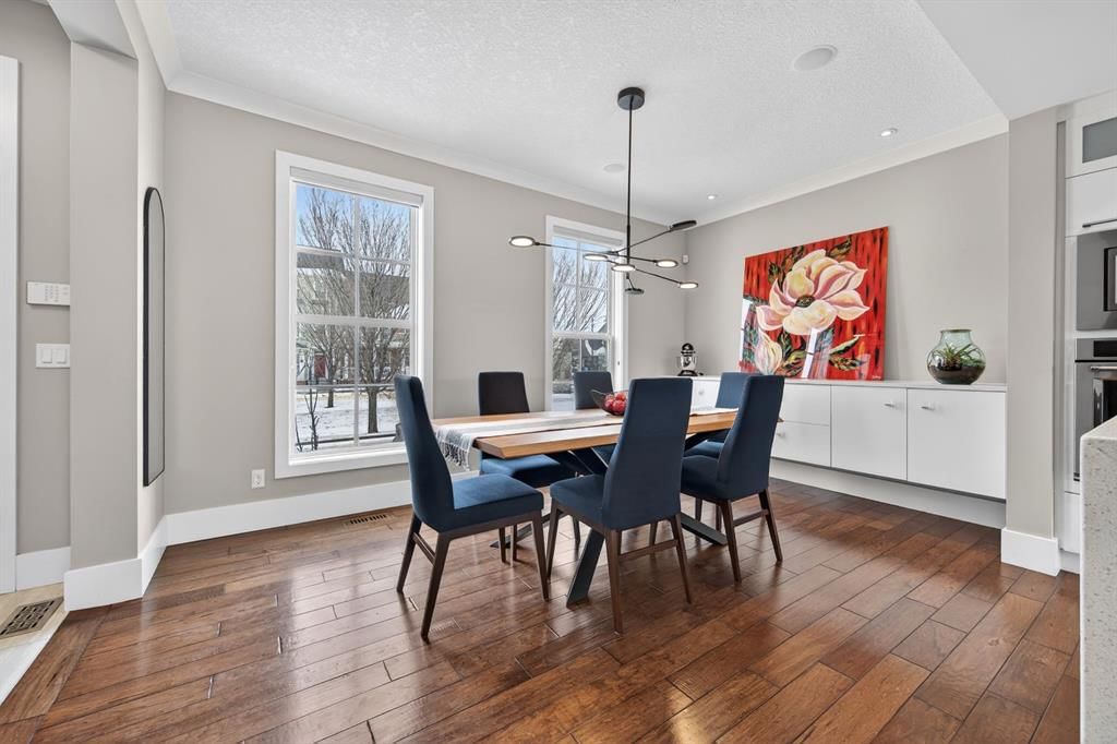 119 Victoria Cross Boulevard SW, Calgary — photo 3 of 43