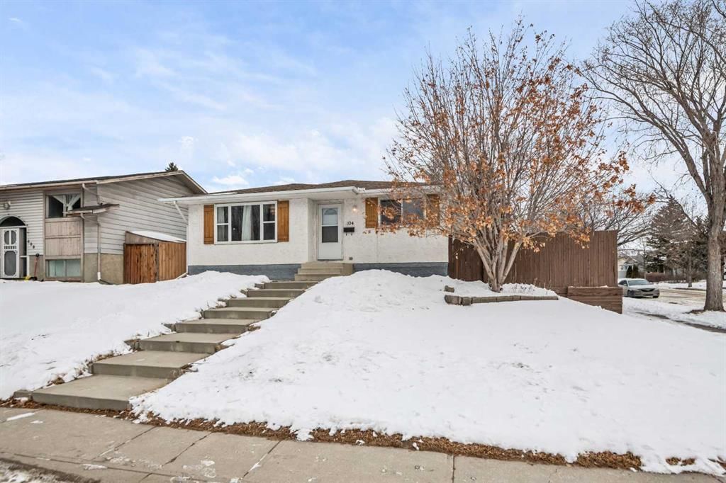 104 Doverthorn Close SE, Calgary — main listing photo