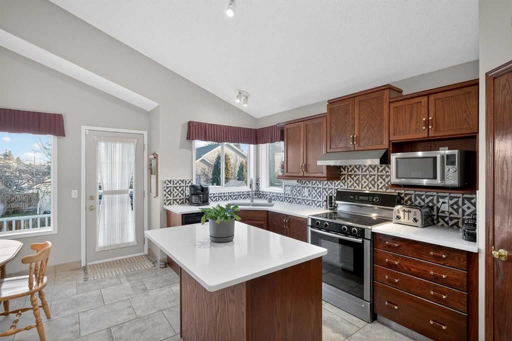 150 Somerset Close SW, Calgary — photo 3 of 47