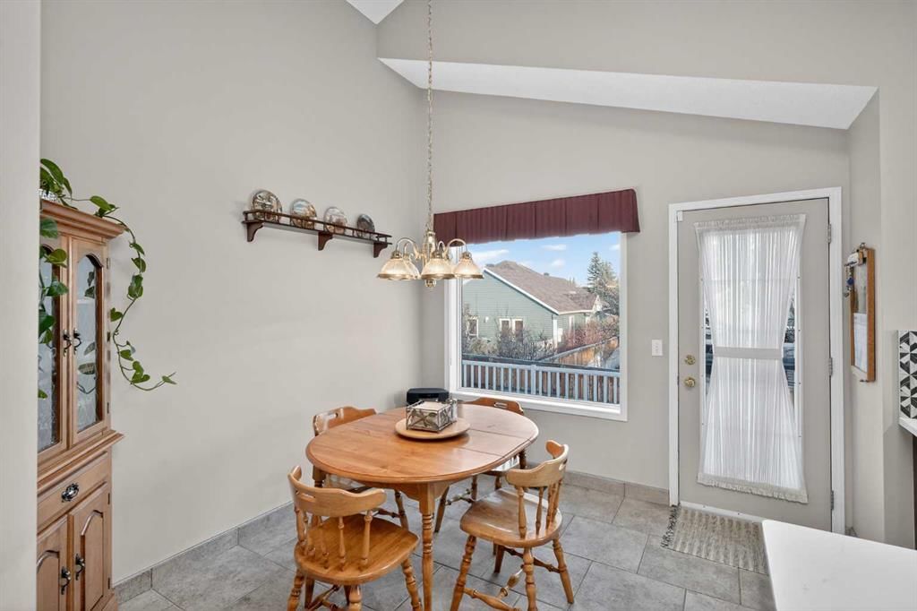 150 Somerset Close SW, Calgary — photo 5 of 47
