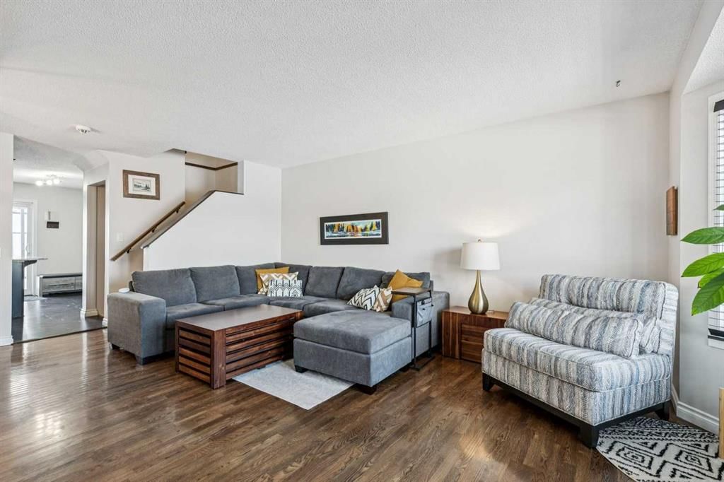 22 Hunterhorn Crescent NE, Calgary — photo 3 of 32