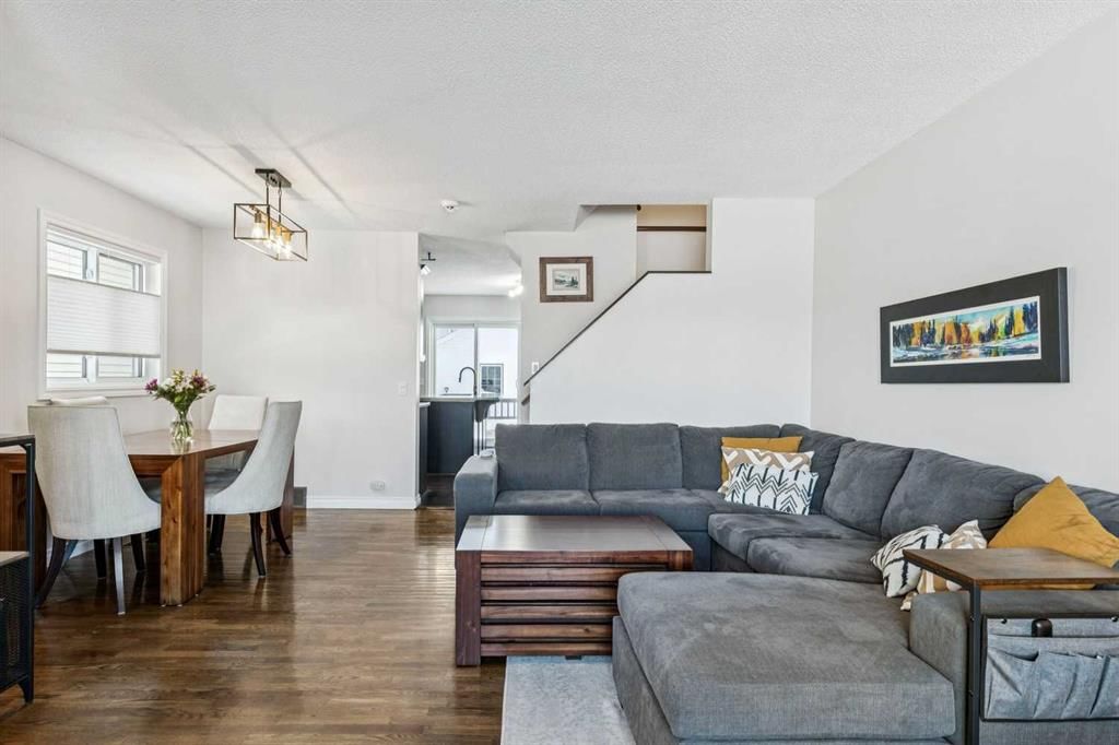 22 Hunterhorn Crescent NE, Calgary — photo 4 of 32