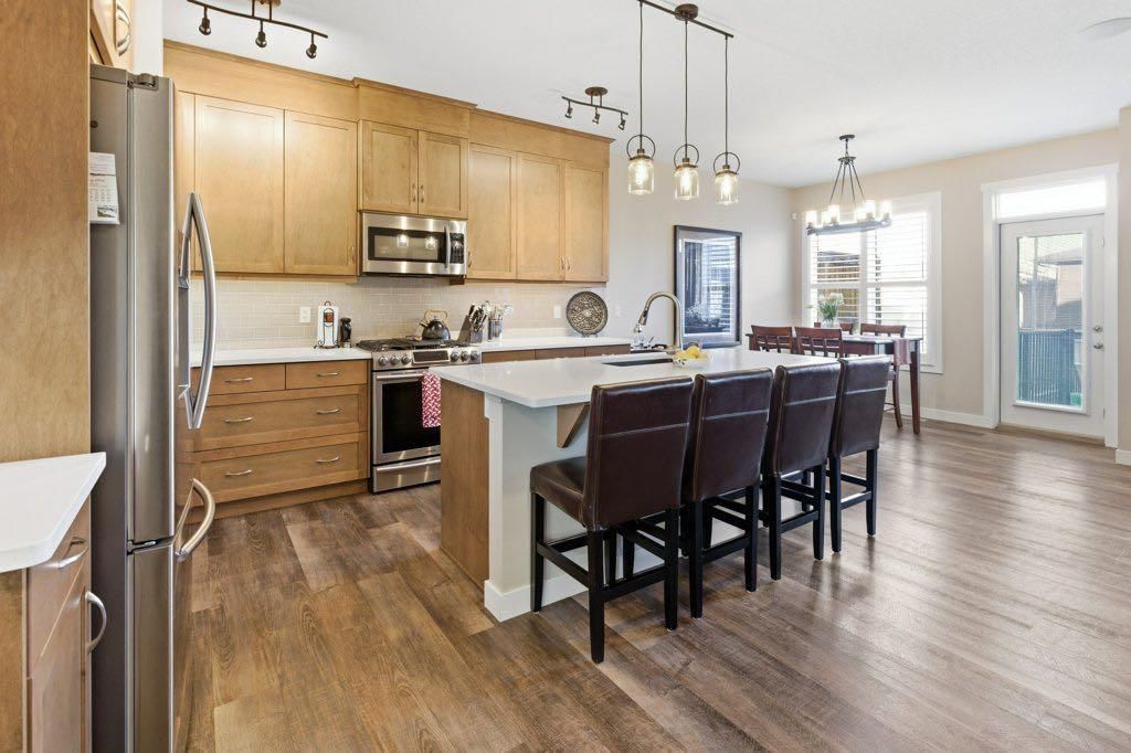 54 Crestbrook Drive SW, Calgary — photo 4 of 39