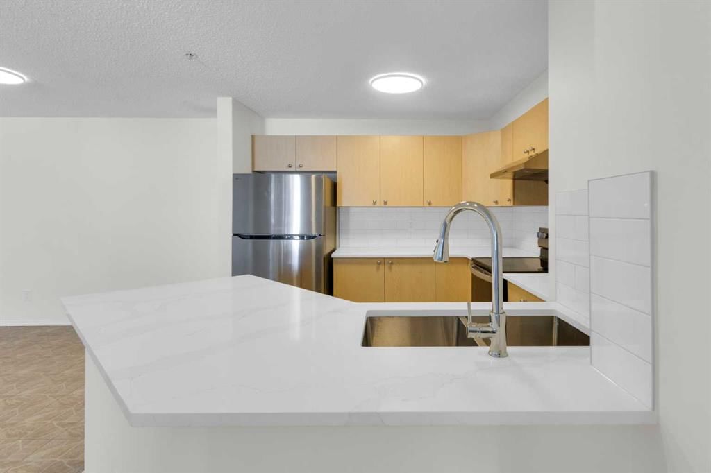 104, 16 Country Village Bay NE, Calgary — photo 5 of 37