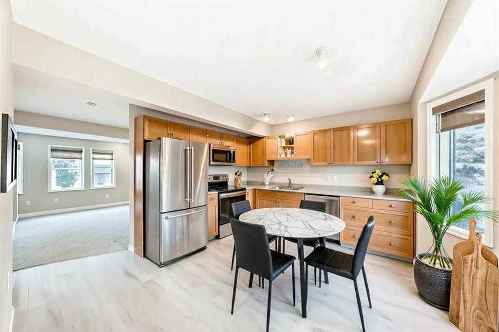 677 Regal Park NE, Calgary — photo 4 of 50