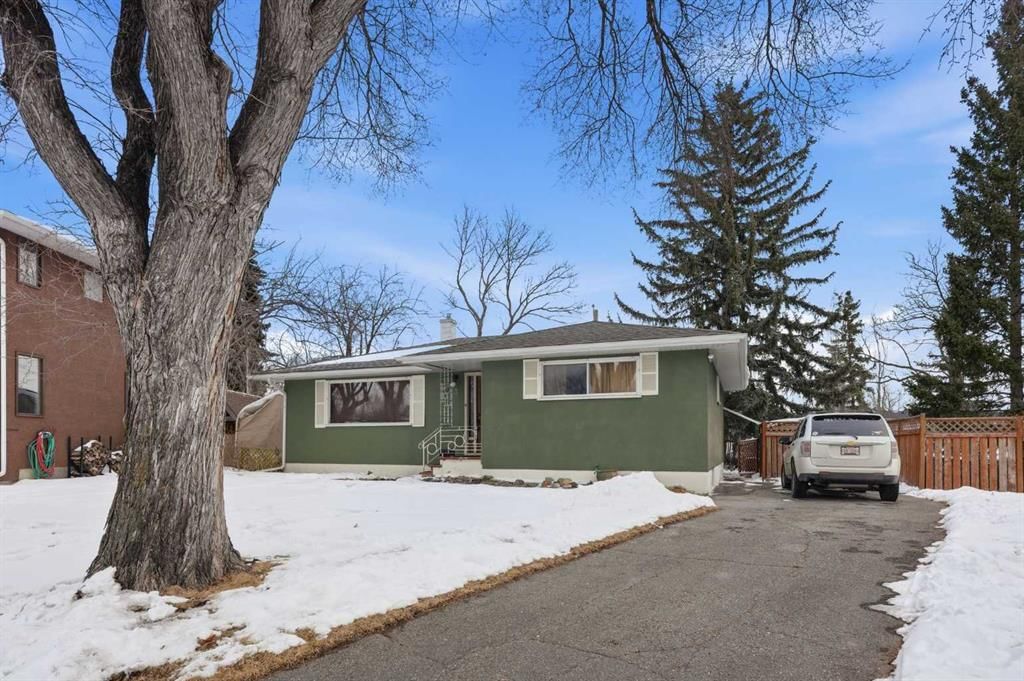 3 Hartford Place NW, Calgary — photo 2 of 20
