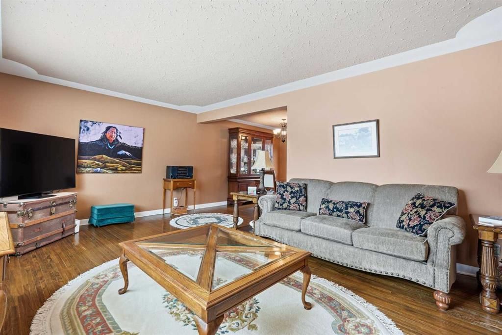 3 Hartford Place NW, Calgary — photo 4 of 20