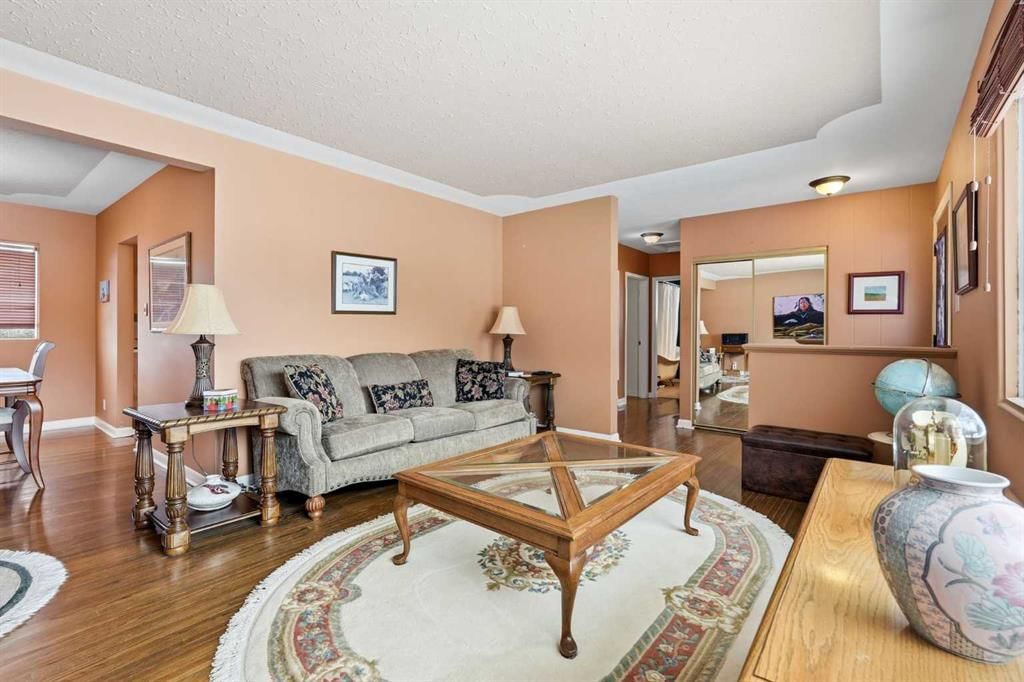 3 Hartford Place NW, Calgary — photo 5 of 20