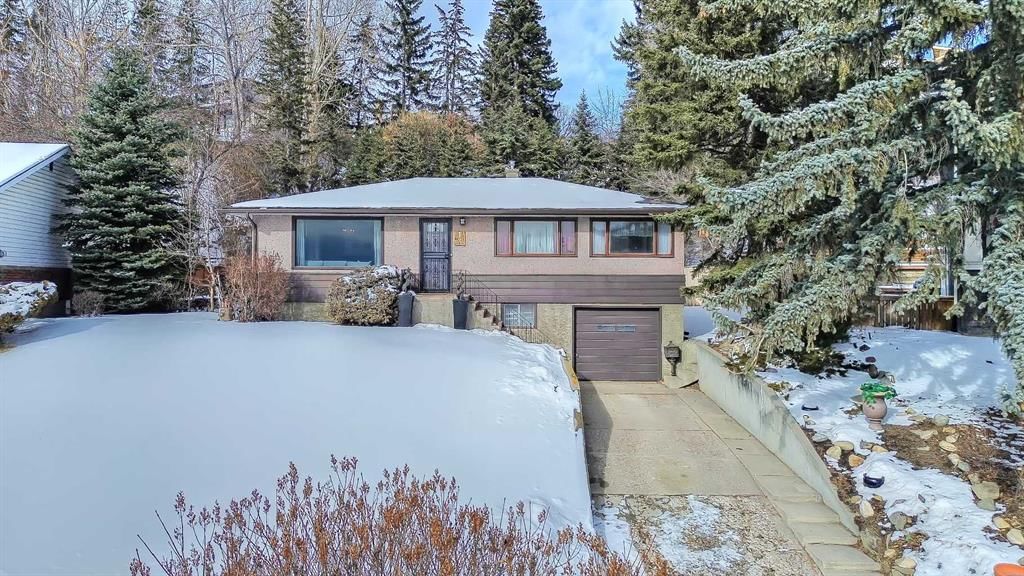 13 Hawthorne Crescent NW, Calgary — photo 2 of 42