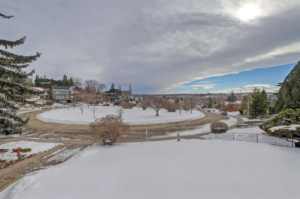 13 Hawthorne Crescent NW, Calgary — photo 3 of 42