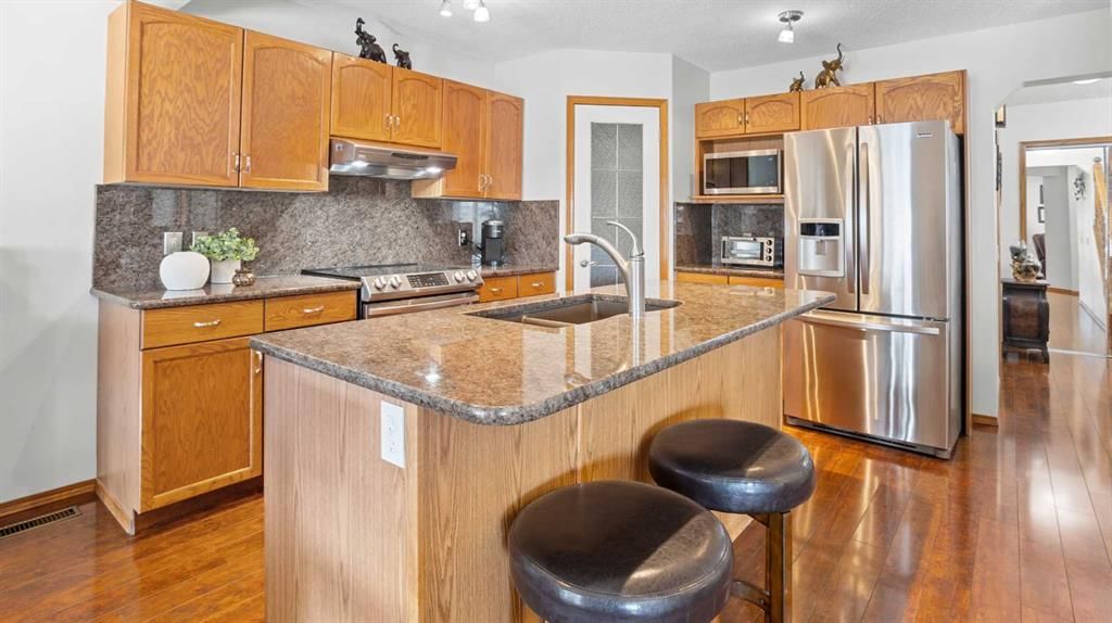 323 Mt Cornwall Circle SE, Calgary — main listing photo
