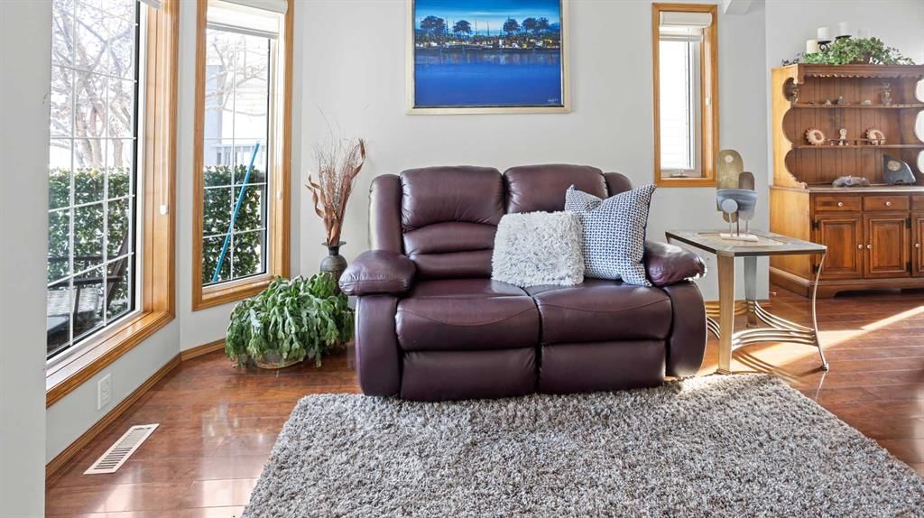 323 Mt Cornwall Circle SE, Calgary — photo 5 of 50