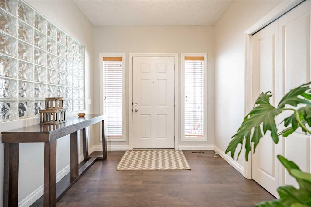 270 Valley Crest Court NW, Calgary — photo 3 of 35