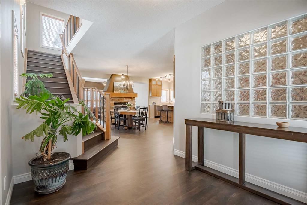 270 Valley Crest Court NW, Calgary — photo 4 of 35