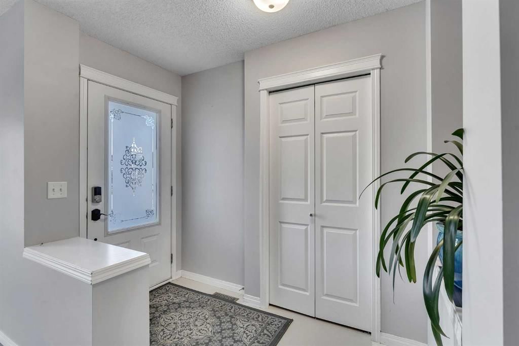440 Prestwick Circle SE, Calgary — photo 3 of 43