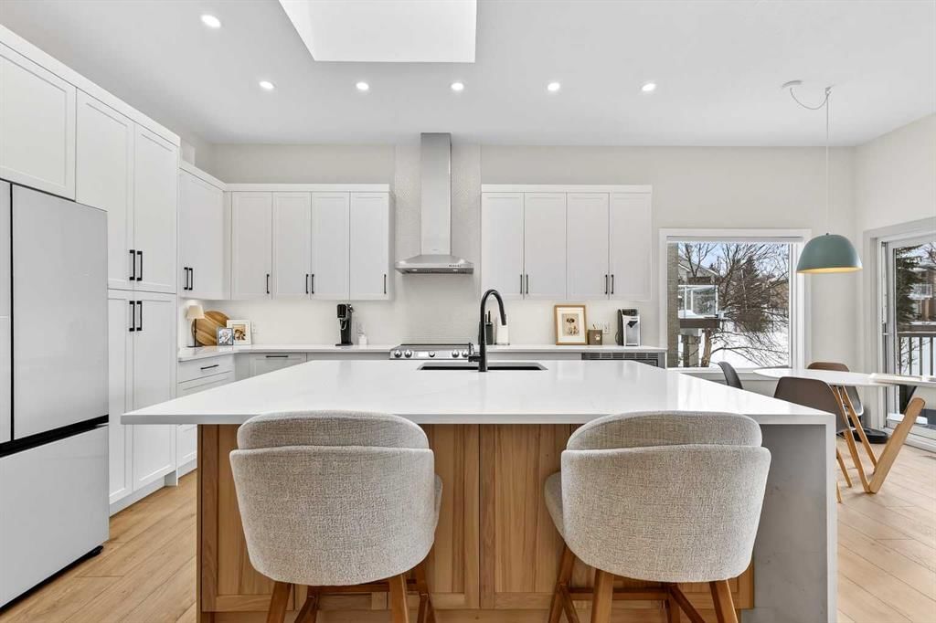 318 Mountain Park Drive SE, Calgary — photo 3 of 50