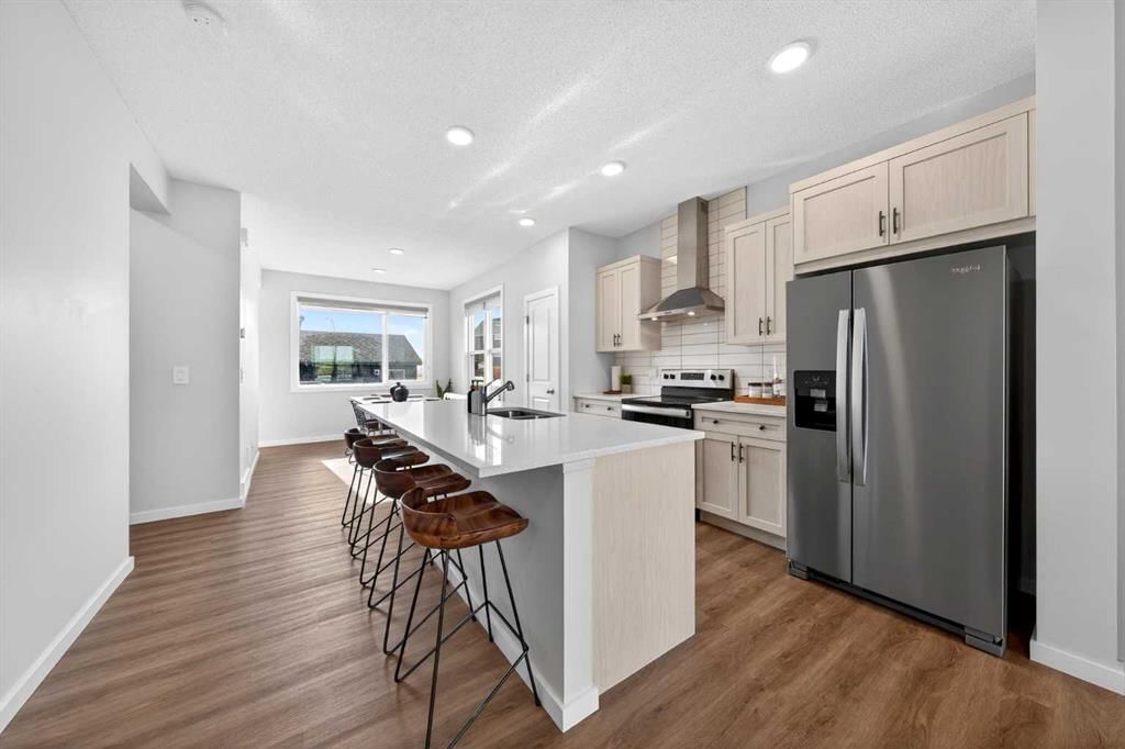 543 Livingston Way NE, Calgary — photo 3 of 30
