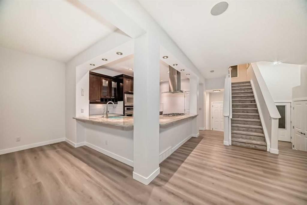 158 Valleyview Court SE, Calgary — photo 4 of 50