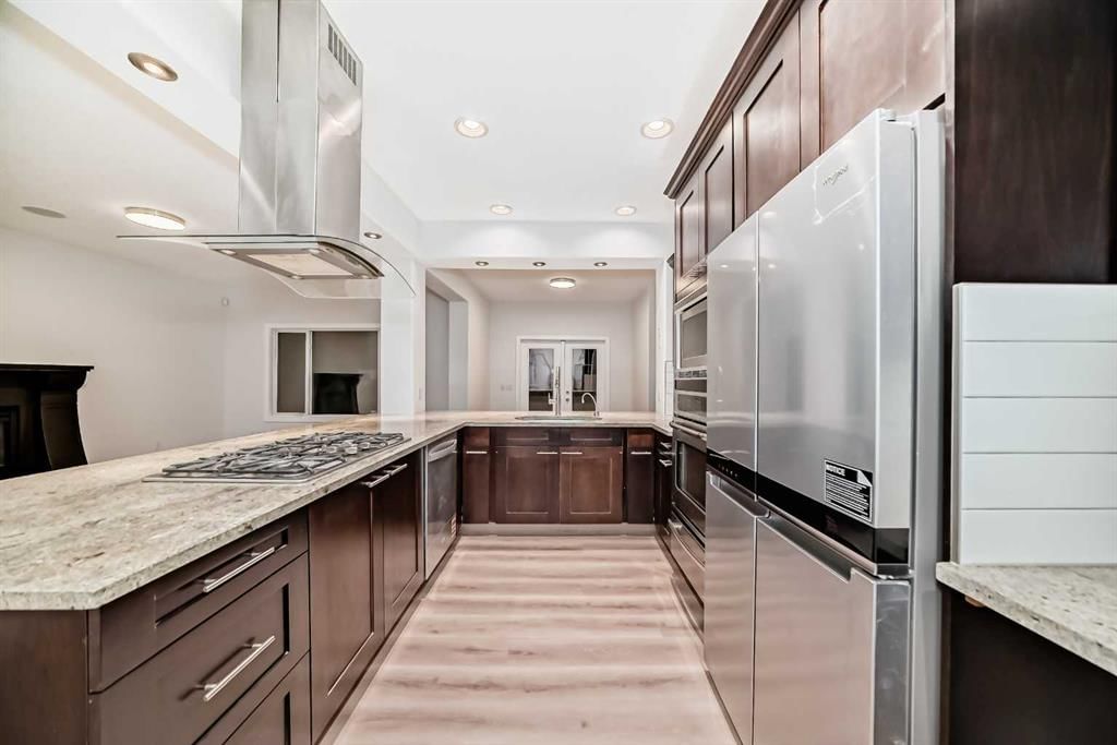 158 Valleyview Court SE, Calgary — photo 5 of 50