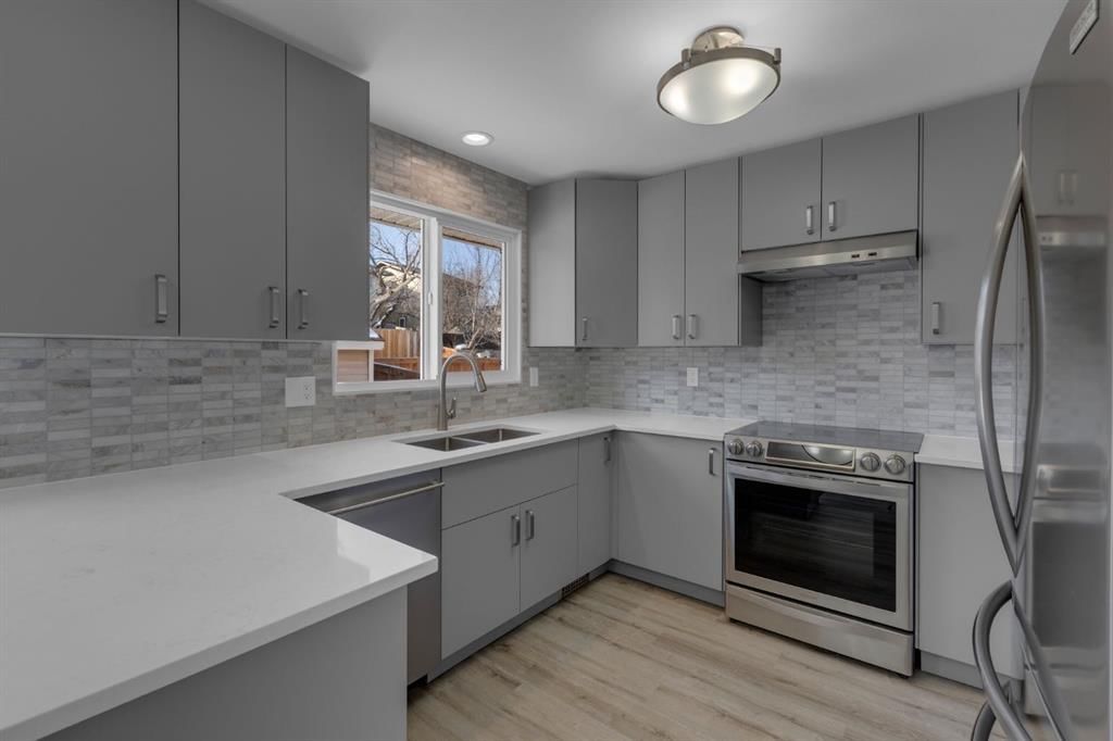 27 Berwick Place NW, Calgary — photo 2 of 28