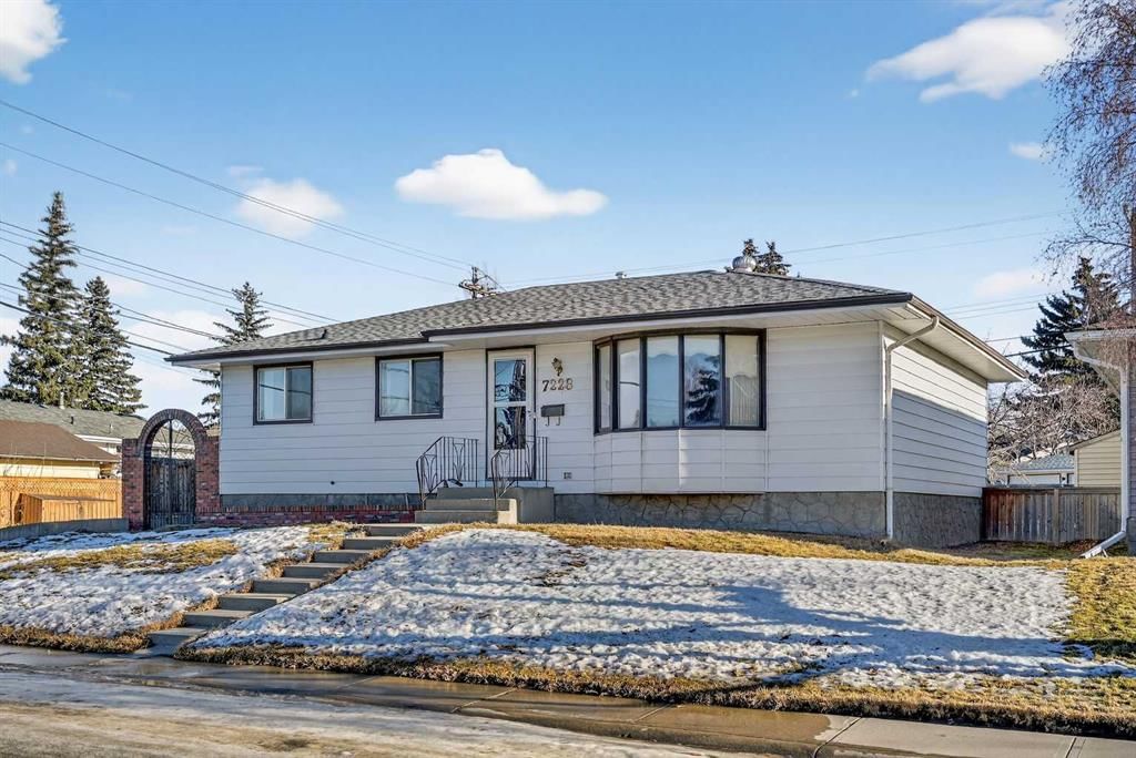 7228 Huntridge Hill NE, Calgary — photo 2 of 40