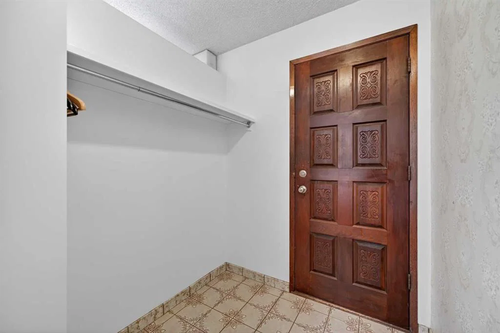 7228 Huntridge Hill NE, Calgary — photo 3 of 40
