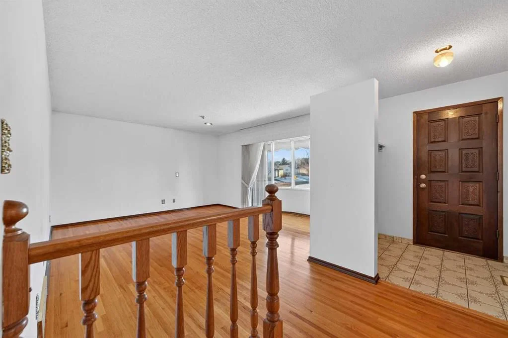 7228 Huntridge Hill NE, Calgary — photo 4 of 40
