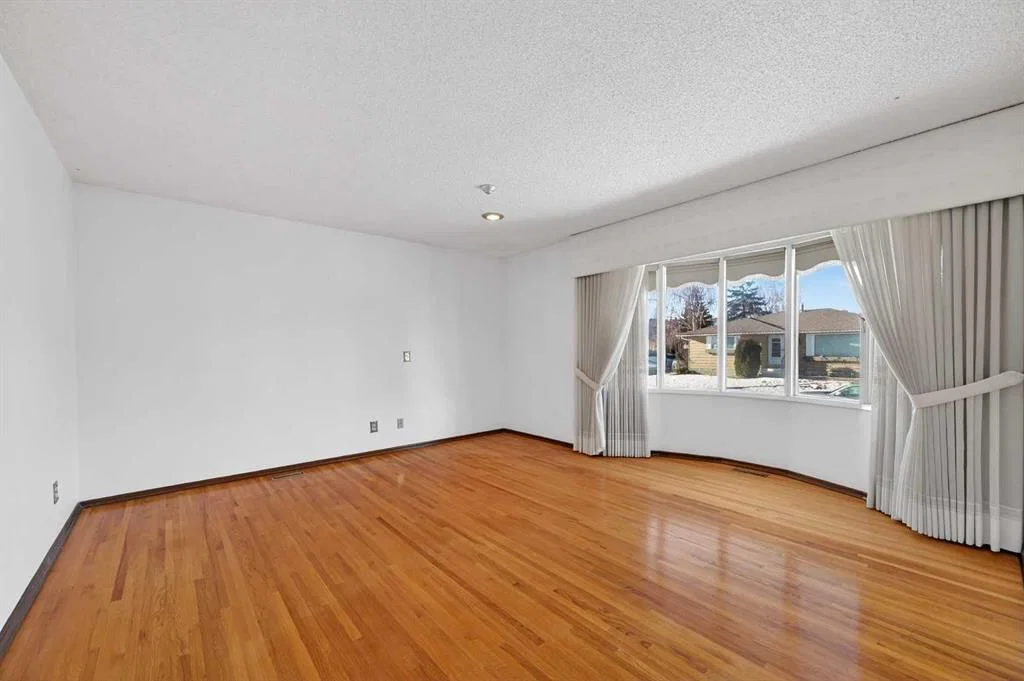 7228 Huntridge Hill NE, Calgary — photo 5 of 40
