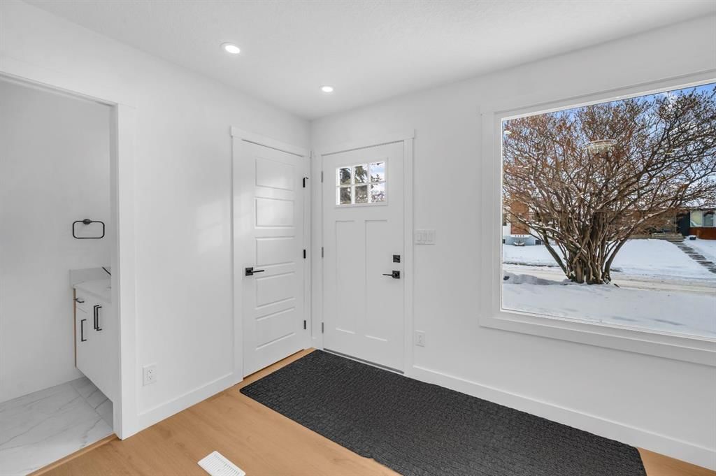 3229 Doverville Crescent SE, Calgary — photo 3 of 37