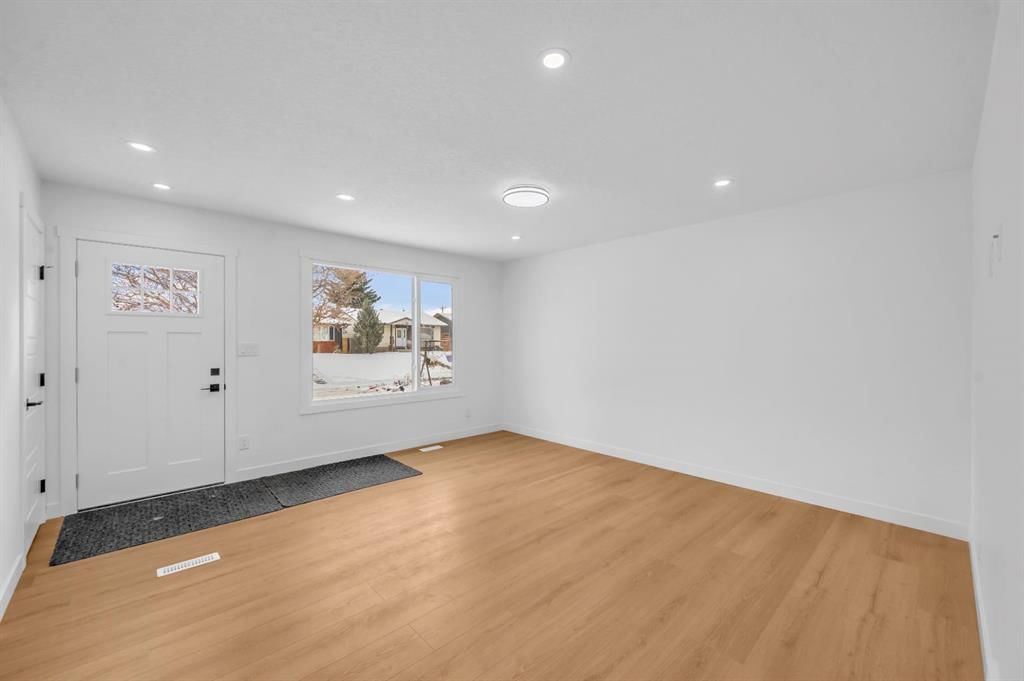 3229 Doverville Crescent SE, Calgary — photo 5 of 37