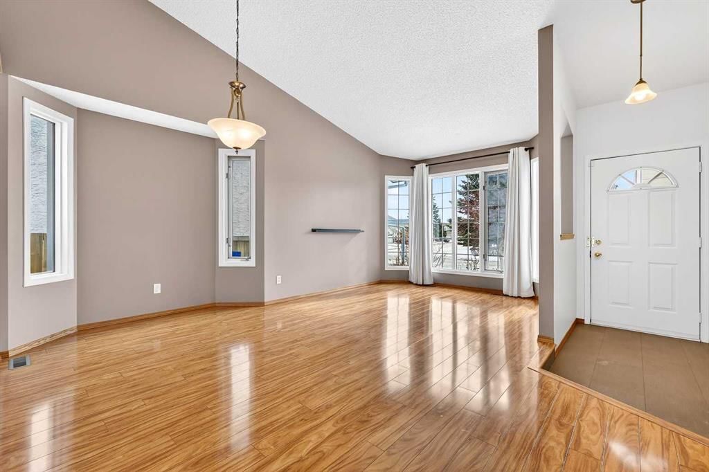 1208 Sunvista Way SE, Calgary — photo 2 of 39