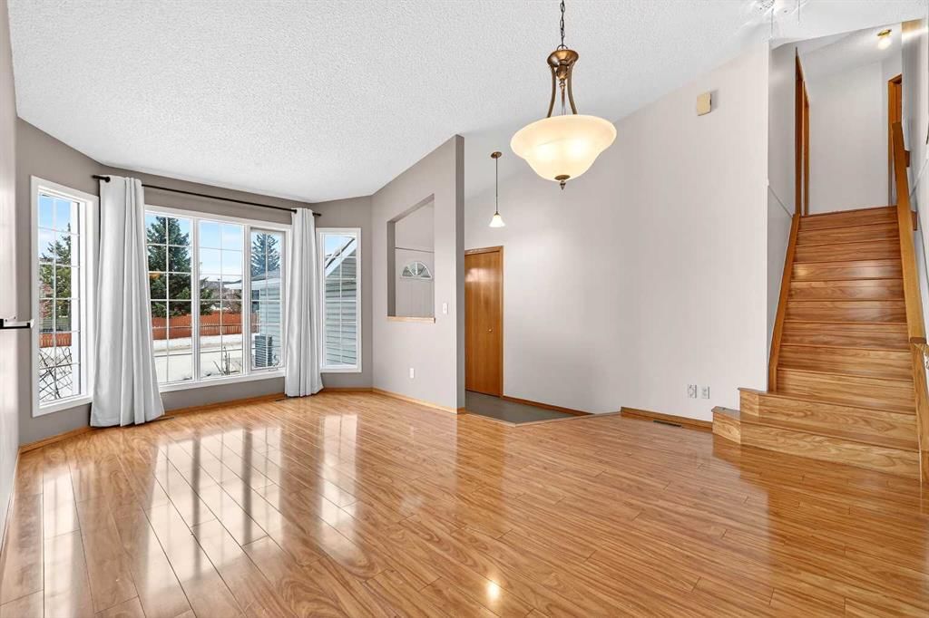 1208 Sunvista Way SE, Calgary — photo 4 of 39