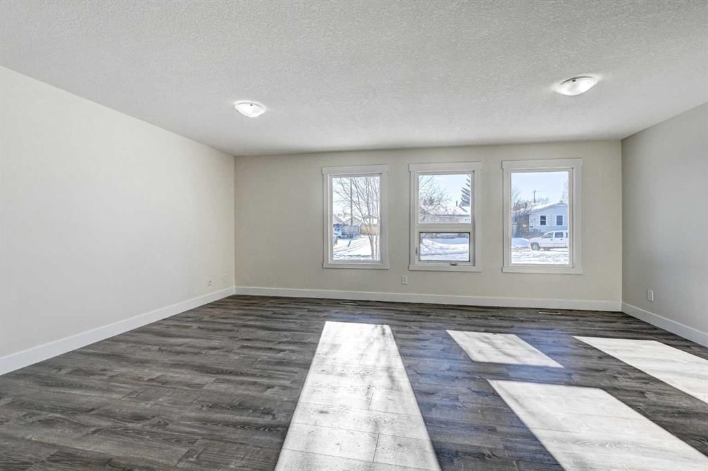 36 Pennsburg Place SE, Calgary — photo 5 of 44