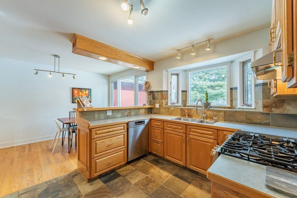 5227 Carney Road NW, Calgary — photo 3 of 45