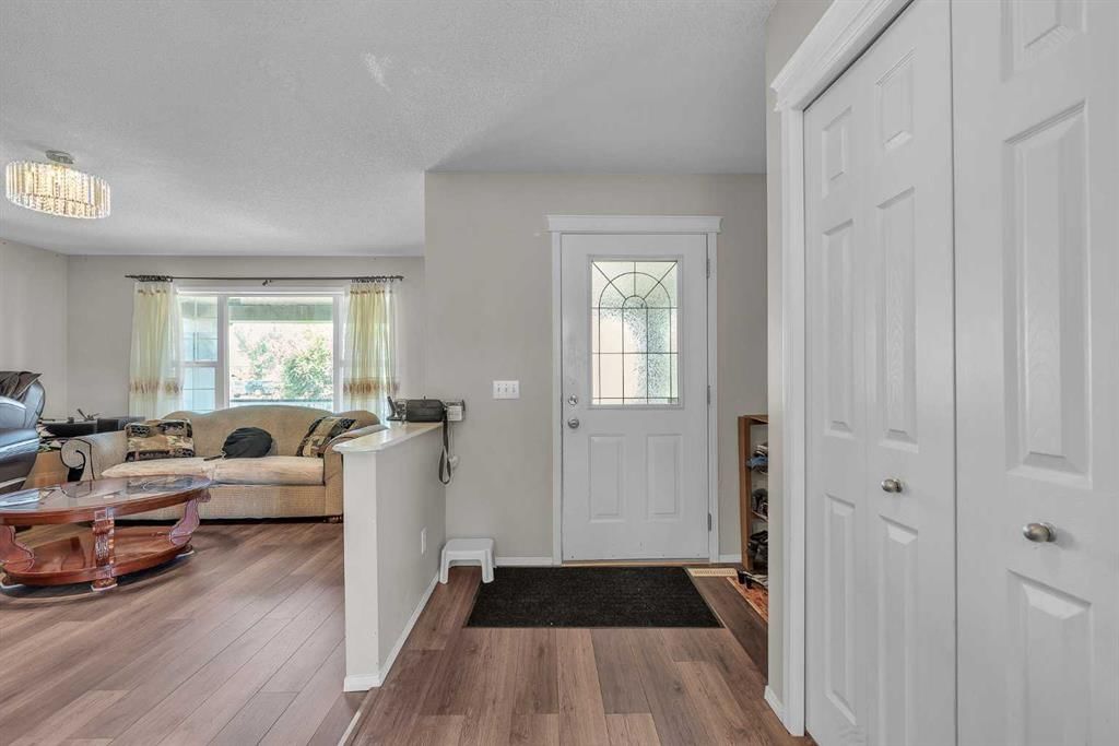 115 Evermeadow Avenue SW, Calgary — photo 4 of 36