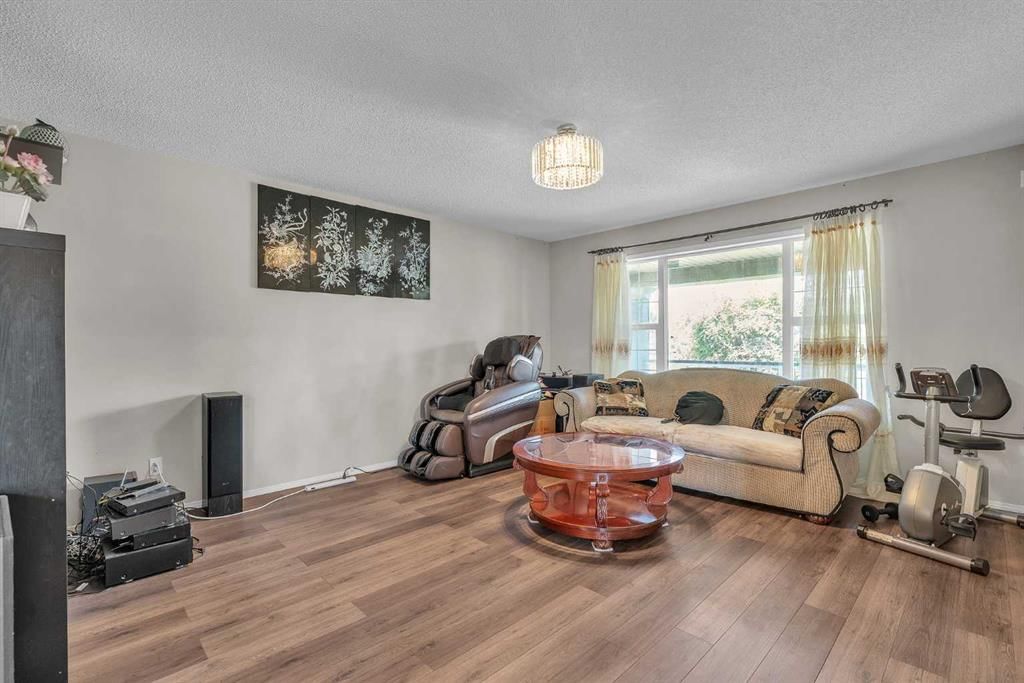 115 Evermeadow Avenue SW, Calgary — photo 5 of 36