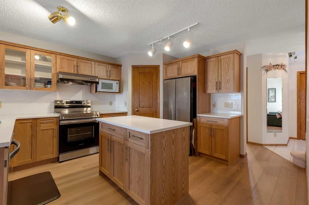 133 Riverview Park SE, Calgary — photo 3 of 37