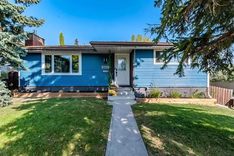 804 68 Avenue NW, Calgary — main listing photo