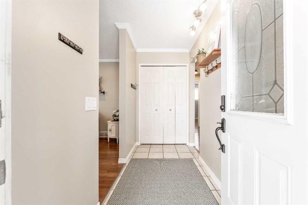 804 68 Avenue NW, Calgary — photo 2 of 50