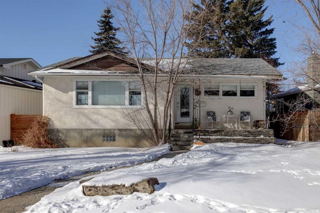 1307 Windsor Street NW, Calgary — photo 2 of 30