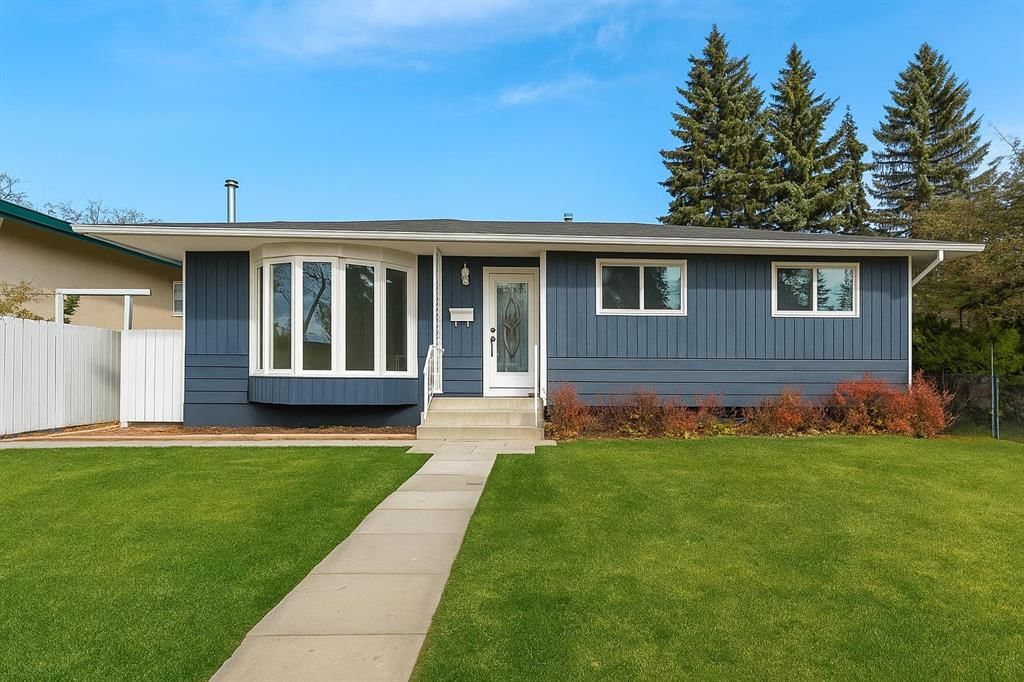 4 Harvey Place SW, Calgary — main listing photo