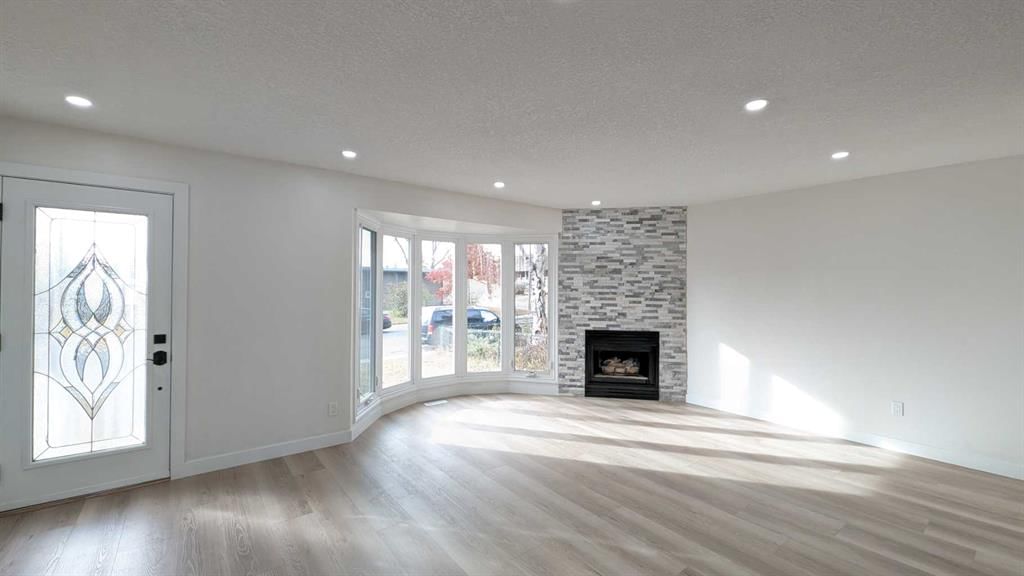 4 Harvey Place SW, Calgary — photo 3 of 34